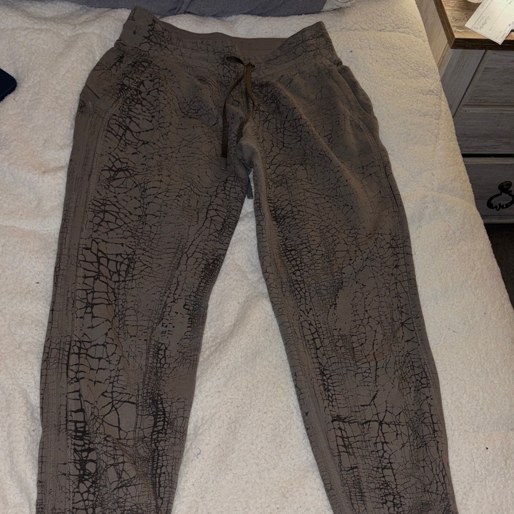 Women’s lululemon scuba jogger sweatpants